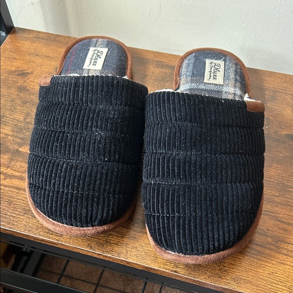 dearfoams Other - Dearfoams Black and Brown Men's Slippers